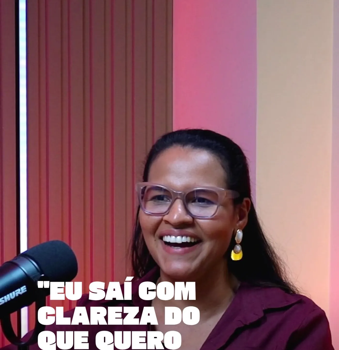 Estúdio de podcast da Evolve, com microfone profissional e iluminação de cena